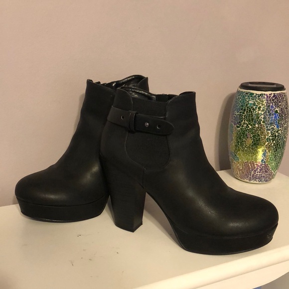 Black boots - Picture 1 of 2